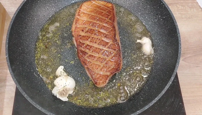 Entenbrust in einen Bräter geben und bei 100°C im vorgeheizten Backofen garen, bis die Kerntemperatur 65°C erreicht ist (ca. 45 Minuten).