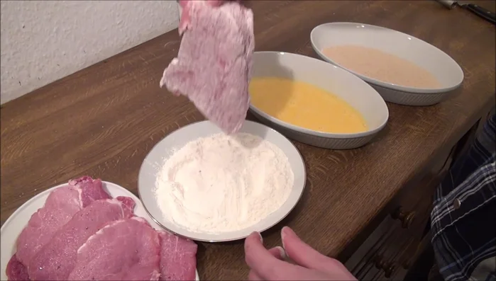 Die Schnitzel zuerst durch Mehl, dann durch die Eier und zum Schluss durch das Paniermehl ziehen.