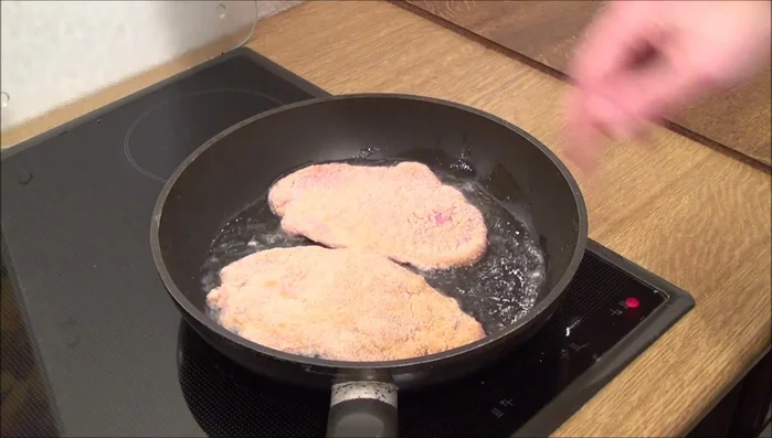 Reichlich Öl in einer Pfanne erhitzen und die Schnitzel von beiden Seiten goldbraun braten. Achten Sie darauf, dass die Schnitzel fast im Öl schwimmen, damit sie gleichmäßig garen und knusprig werden.