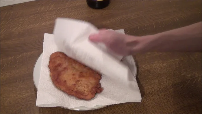 Die fertigen Schnitzel auf Küchenkrepp abtropfen lassen.