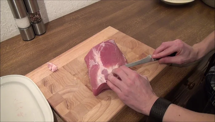 Das Schweinerücken-Fett entfernen und das Fleisch in ca. 100g dicke Scheiben schneiden. Größere Scheiben können ebenfalls verwendet werden.
