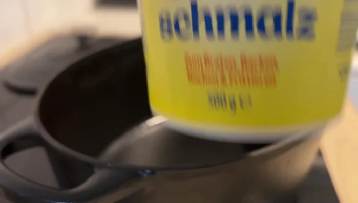 Gusseisernen Topf/Bräter auf dem Herd auf höchster Stufe erhitzen. Butterschmalz hinzufügen.