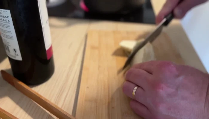 Suppengemüse putzen und grob würfeln.