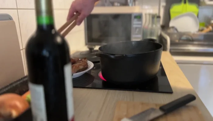 Rippchen aus dem Topf nehmen und beiseite stellen.