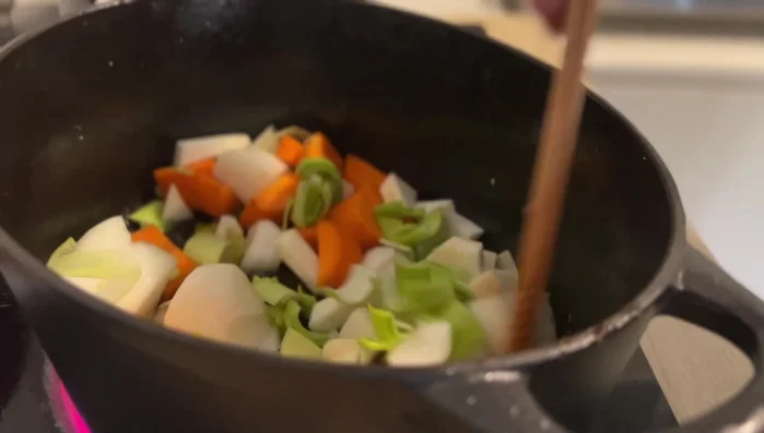 Gemüse im Topf scharf anbraten.