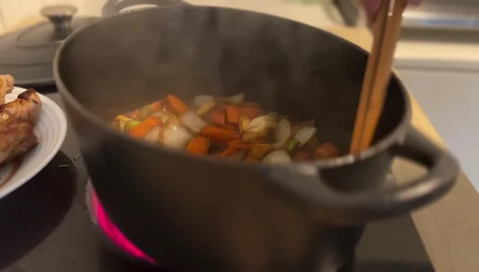Schluckweise Rotwein hinzufügen und reduzieren lassen, bis die halbe Flasche verbraucht ist.