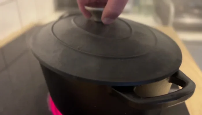 Den Topf mit Deckel bei 150°C für 2 Stunden in den vorgeheizten Ofen stellen.