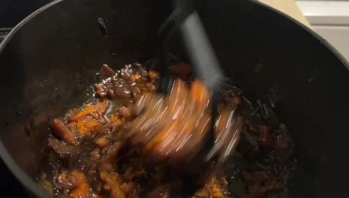 Soßenreste im Bräter mit einem Kartoffelstampfer zerdrücken und ca. 200ml Wasser hinzufügen. Aufkochen lassen.