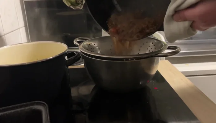 Soße durch ein Sieb in einen Topf geben und etwas Speisestärke/Mehl unterrühren. Kurz aufkochen.