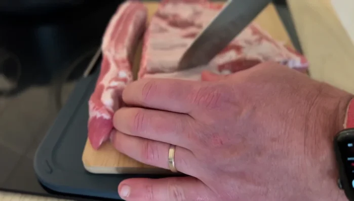 Rippchen zwischen den Knochen in der Mitte durchschneiden und die Carrés mit einem scharfen Messer entfernen. Silberhaut kann dran bleiben.