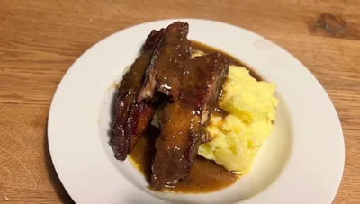 Saftige Rippchen im Ofen: Rotwein-Cola-Soße & Kartoffelpüree