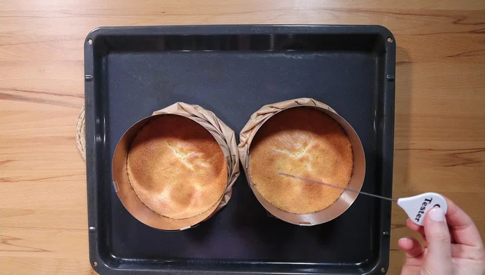 Böden abkühlen lassen und aus den Formen lösen.