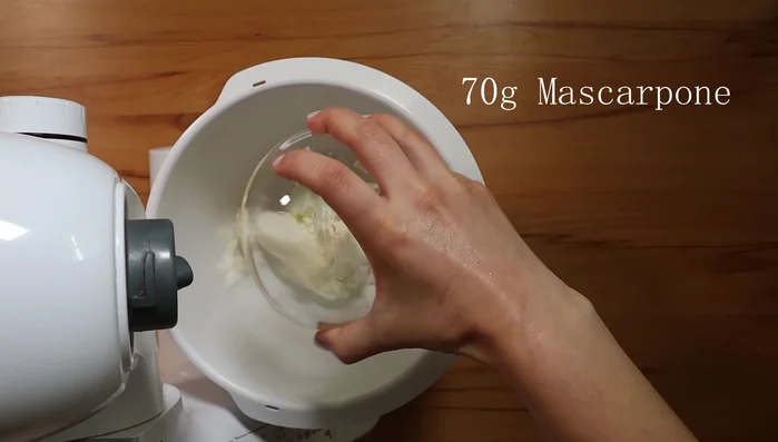 Quark, Mascarpone, Frischkäse, Puderzucker, Vanille und Sahne mit Sahnefestmacher steif schlagen. 3/4 des Heidelbeerpürees unterrühren.