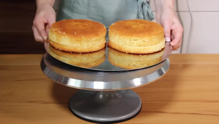 Biskuitböden waagerecht halbieren (6 Böden).