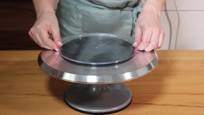 Torte schichten: Boden, Creme, Boden usw. Mit Tortenring fixieren.