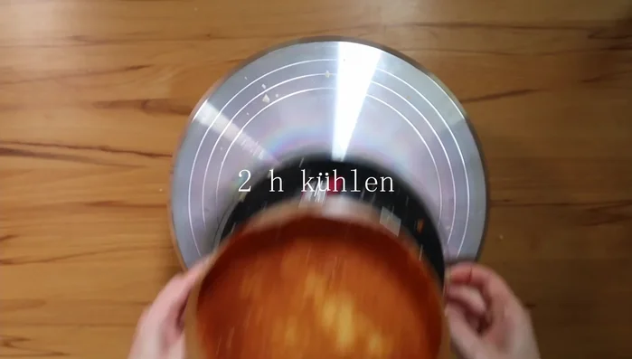 Für 2 Stunden kühl stellen.
