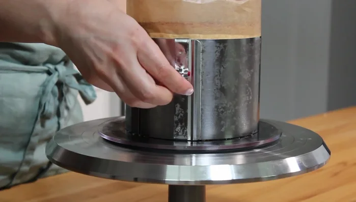 Tortenring entfernen.