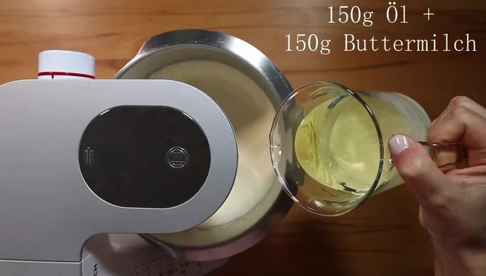 Öl und Buttermilch unterrühren.