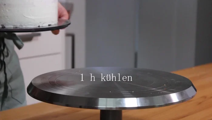 Für 1 Stunde kühl stellen.