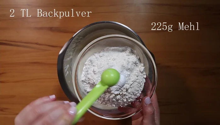 Mehl und Backpulver sieben und vorsichtig unterheben.