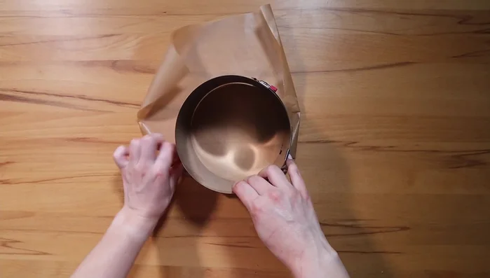 Teig in zwei vorbereitete Backringe (mit Backpapier ausgelegt) verteilen und bei 170°C (Ober-/Unterhitze) ca. 30 Minuten backen.