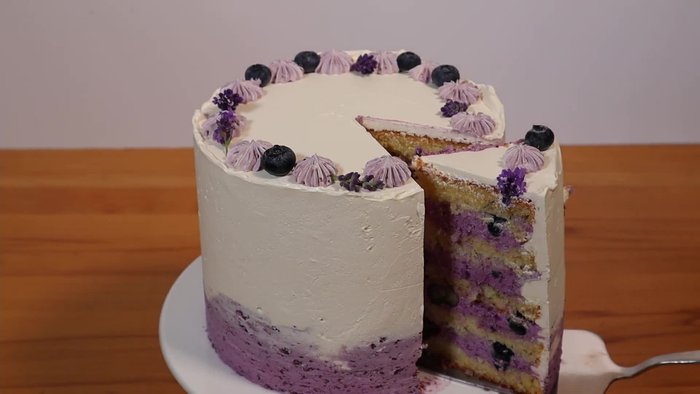 Eier, Salz und Zucker schaumig schlagen (ca. 10 Minuten).