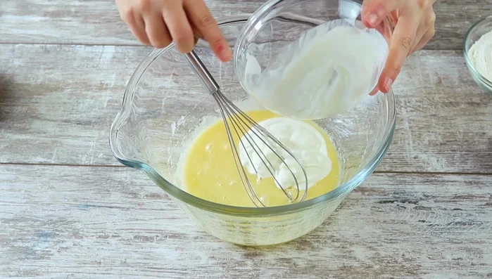 Joghurt und Öl hinzufügen und verrühren.