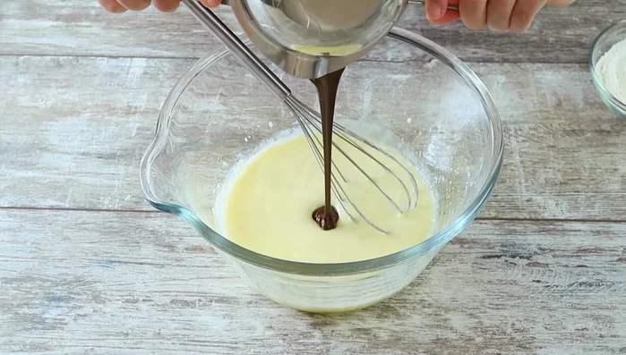 Geschmolzene Schokolade unterrühren.