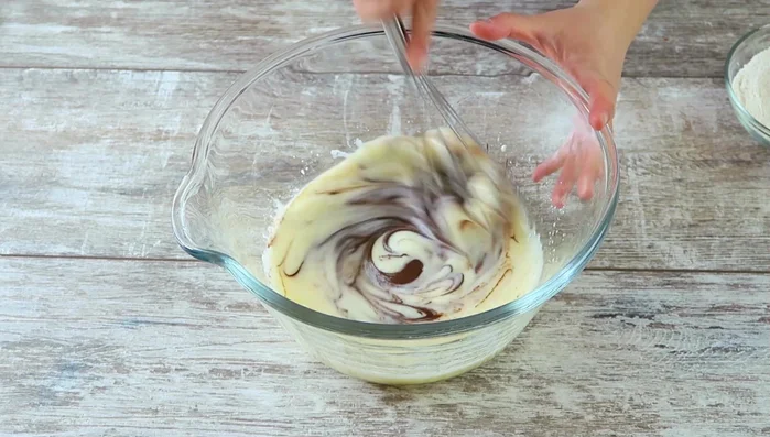 Mehl, Backpulver und Kakao kurz unterheben.