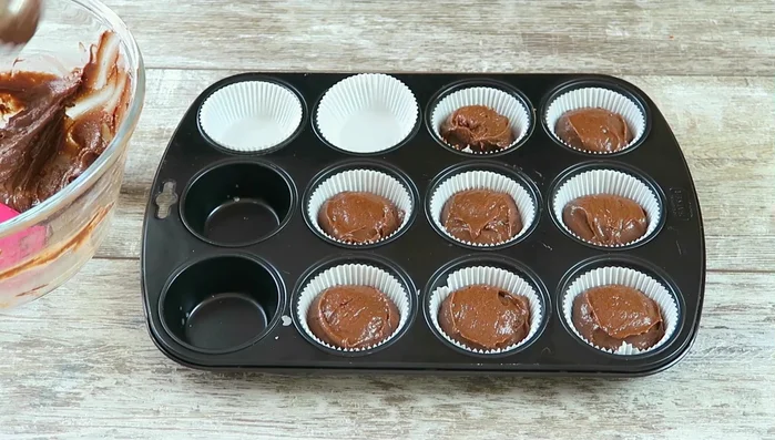 Teig in Muffinformen füllen.