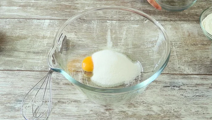 Ei, Zucker, Vanillezucker und Salz vermischen.