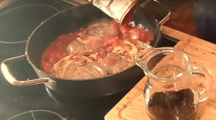 Pizzatomaten und Rotwein hinzufügen (Rotwein vorher probieren!).