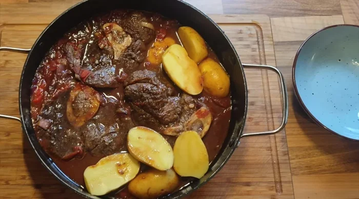 Alles in einer Pfanne für weitere Stunde bei 130°C in den Ofen.