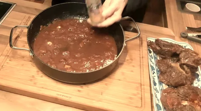 Soße abschmecken und zwei Messerspitzen Zimt hinzufügen.