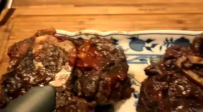 Butterzarte Beinscheiben im Rotwein – Einfaches Rezept!