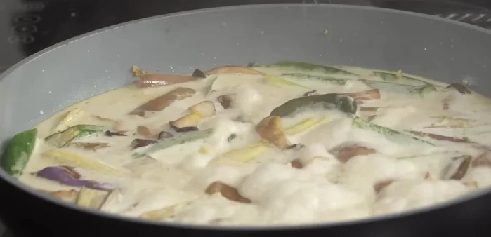 Tempeh in einer separaten Pfanne anbraten.