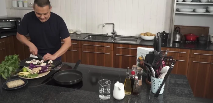 Öl in einer Pfanne erhitzen.