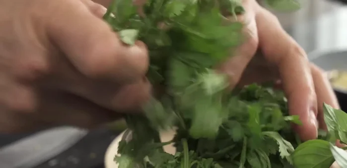 Frischen Koriander und Basilikum hinzufügen.