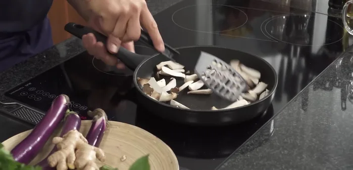 Grüne Thai Curry Paste hinzufügen und kurz anbraten.