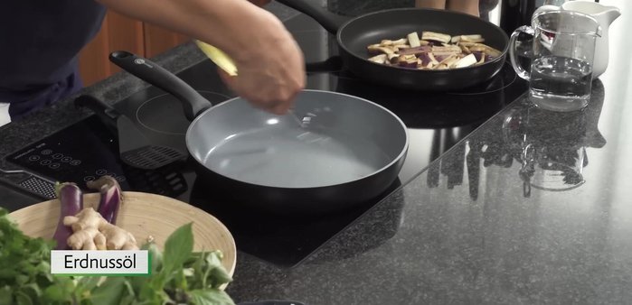 Kokosmilch und Gemüsebrühe hinzufügen.