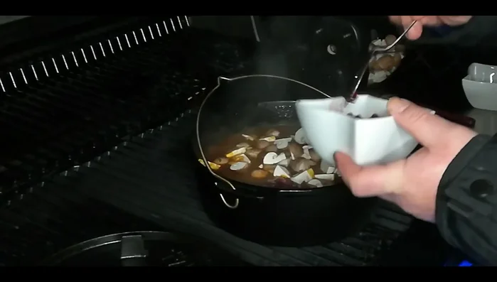 Preiselbeeren und Saucenbinder zum Gulasch geben (1272.21).