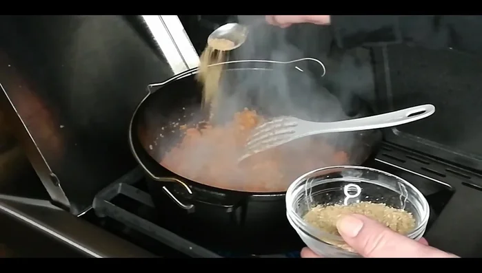 Gewürze (Lorbeer, Wacholder, Nelken) hinzufügen (373.46)