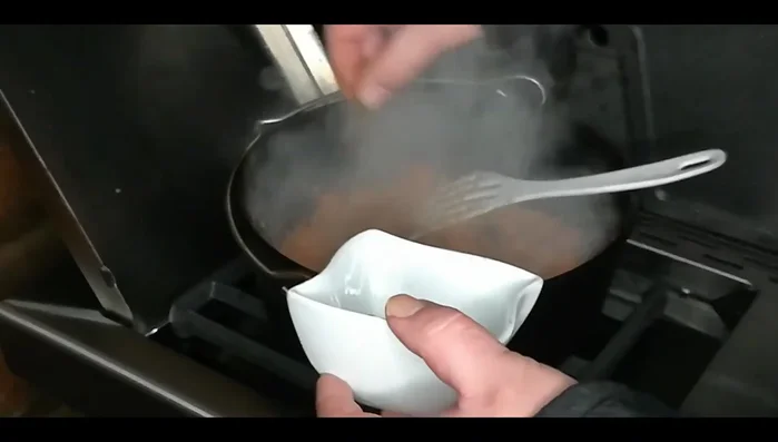 Tomatenmark, Rotwein und Portwein hinzufügen (435.56)