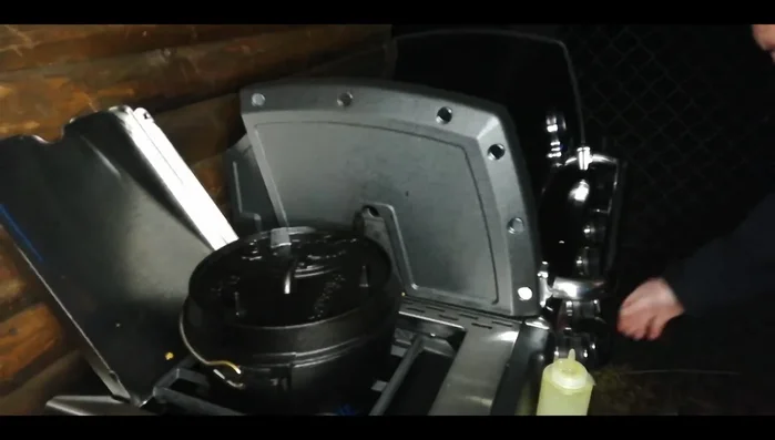 Rehgulasch im indirekten Grill bei 180°C ca. 1,5 Stunden schmoren lassen (533.70)