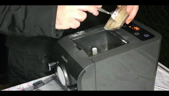 Steinpilze mahlen und zum Nudelteig geben (718.12).