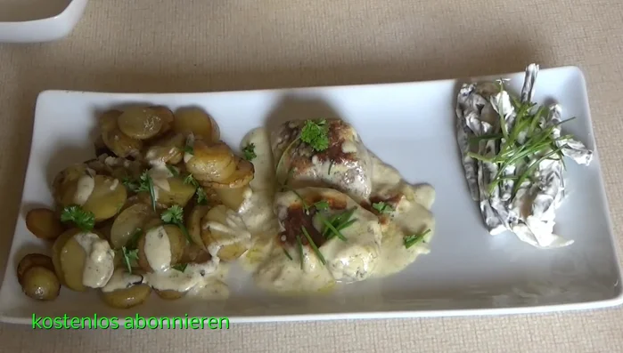 Putenfilet mit Bratkartoffeln und Bohnensalat servieren.