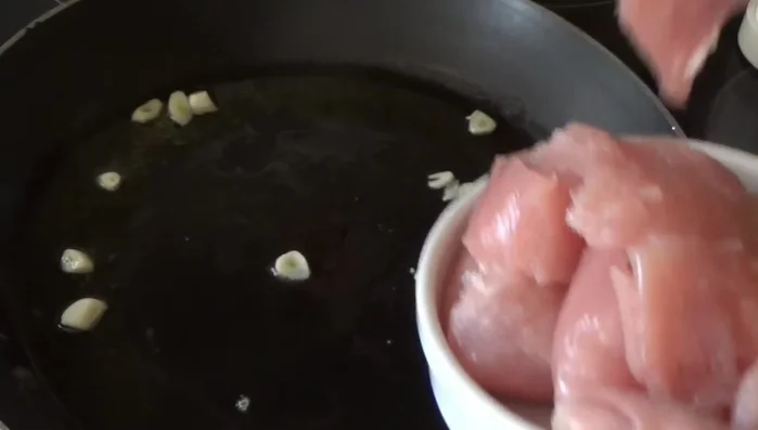 Putenfilet in Öl anbraten, bis es leicht knusprig ist.