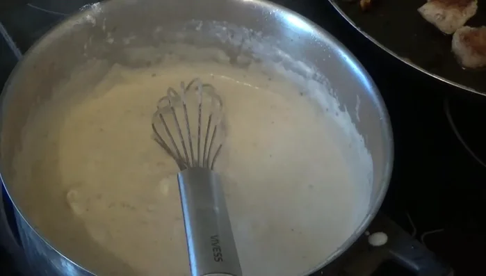 Für die Sauce: Butter, Milch, Sahne und Frischkäse mit Kräutern vermischen.