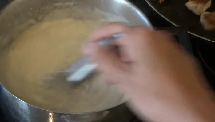 Wasser und Gemüsebrühe hinzufügen und aufkochen lassen.