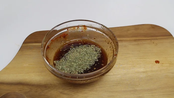 Die andere Hälfte der Ölmischung mit Rosmarin vermengen und über die Kartoffeln geben.